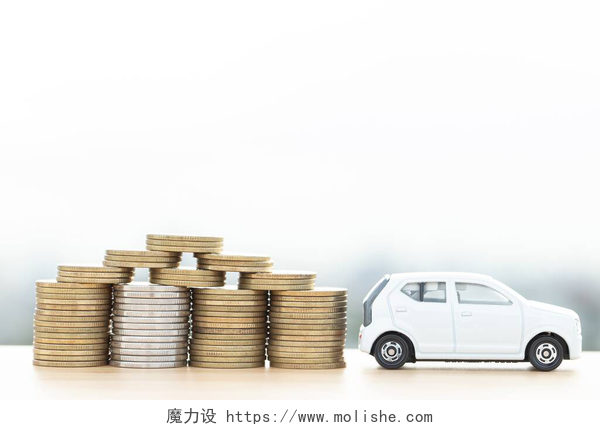 白色背景中的货币和小汽车低息贷款融资买卖车